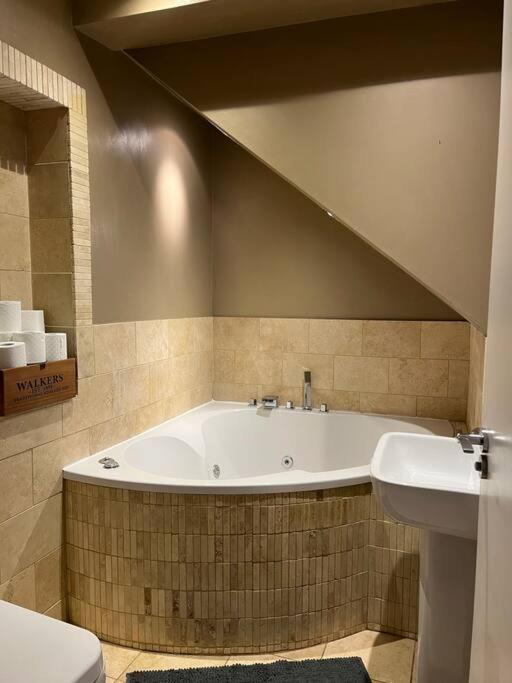 Gorgeous 2 Bed Loft Style Apartment Manchester Kültér fotó